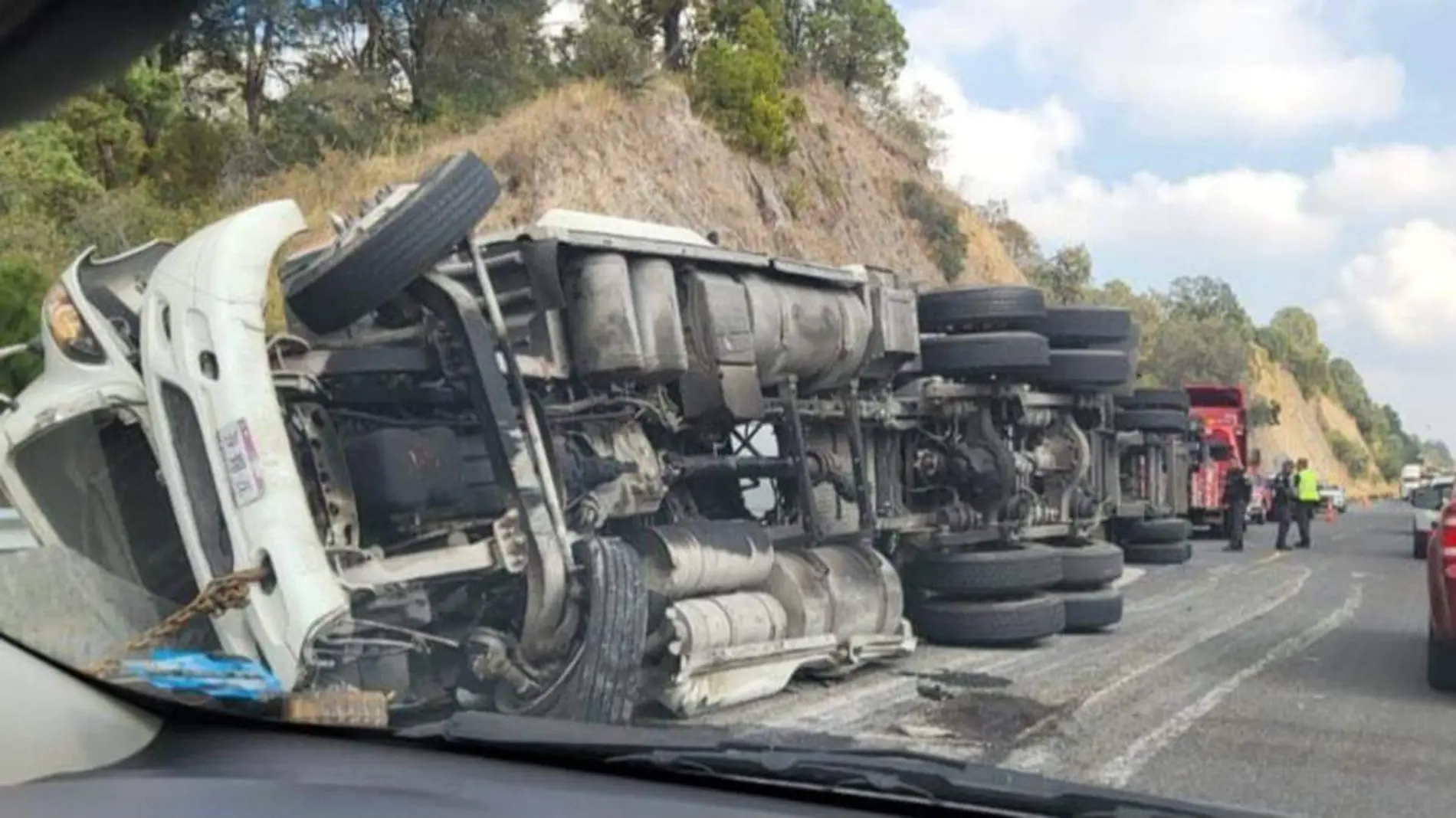 La mañana de este sábado se registró la volcadura de un tráiler en la super carretera Amozoc-Perote